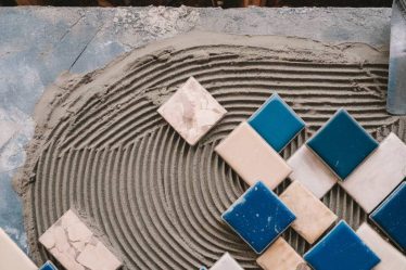 Techniques innovantes pour optimiser l’adhérence du carrelage sur une chape à base de ciment